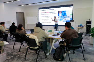 யிடைலாக் தனது குழுவை சிறந்த விற்பனை மற்றும் வலுவான சந்தை முன்னிலையில் எவ்வாறு தயார்படுத்துகிறது?